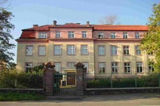 budova koly v Kolne